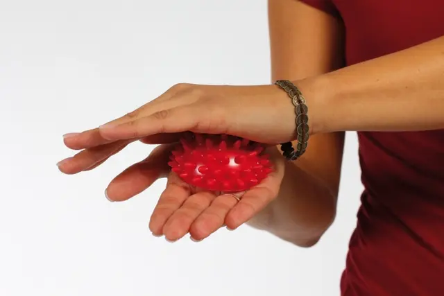 Togu Knotteball Halv 8 x 4 cm Rød 